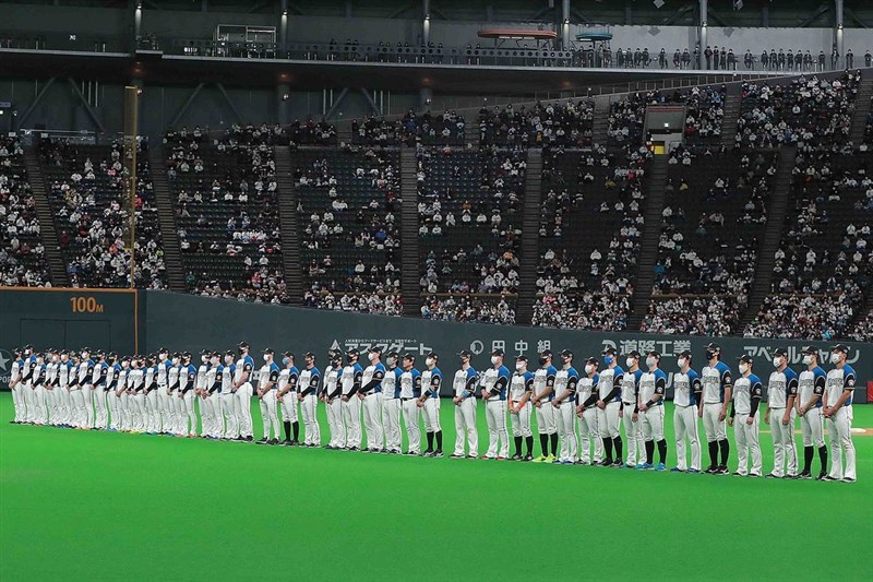 日本讀賣新聞報導,以北海道為據點的日本職棒火腿隊共有13人確診,札幌市保健所已認定為群聚感染。(圖取自instagram.com/fighters_official)