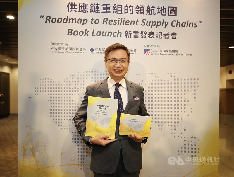供應鏈重組的領航地圖新書發表記者會6日在台北國際會議中心舉行,貿協董事長黃志芳拿著新書合影。中央社記者張新偉攝 110年5月6日