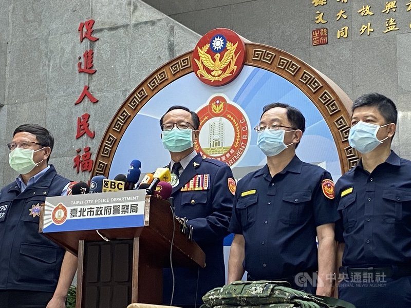 竹聯幫和堂陳姓大哥夥同天道盟正義會成員建立跨縣市勢力、暴力討債,遭台北市警方檢肅送辦。台北市警察局長陳嘉昌(左2)6日率14名分局長宣示掃黑決心。中央社記者黃麗芸攝 110年5月6日