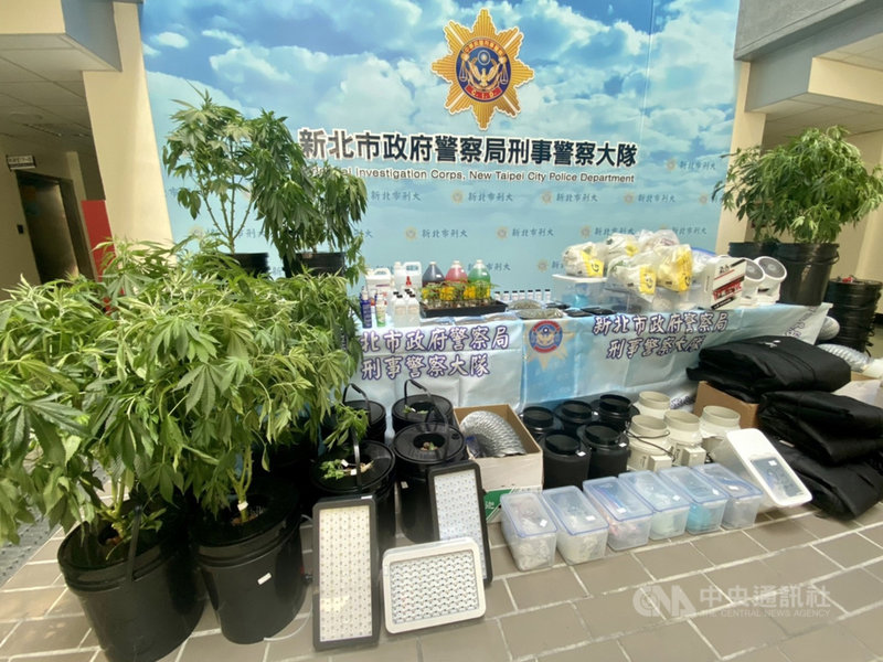 35歲周姓男子施用大麻成癮,租下透天民宅當自耕農,從幾株種子開始發展到工廠規模。新北警組專案小組,日前赴台南一舉查扣大麻活株,依毒品罪嫌移送法辦。(警方提供)中央社記者沈佩瑤傳真 110年5月6日