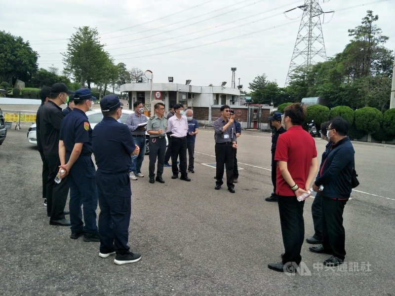 嘉陽高中張姓女學生4月在校門口遭公車輾過送醫不治,台中市警局交通大隊等相關單位,日前到校門口會勘,研議改善方向,盼維護學生行的安全。(民眾提供)中央社記者趙麗妍傳真 110年5月6日