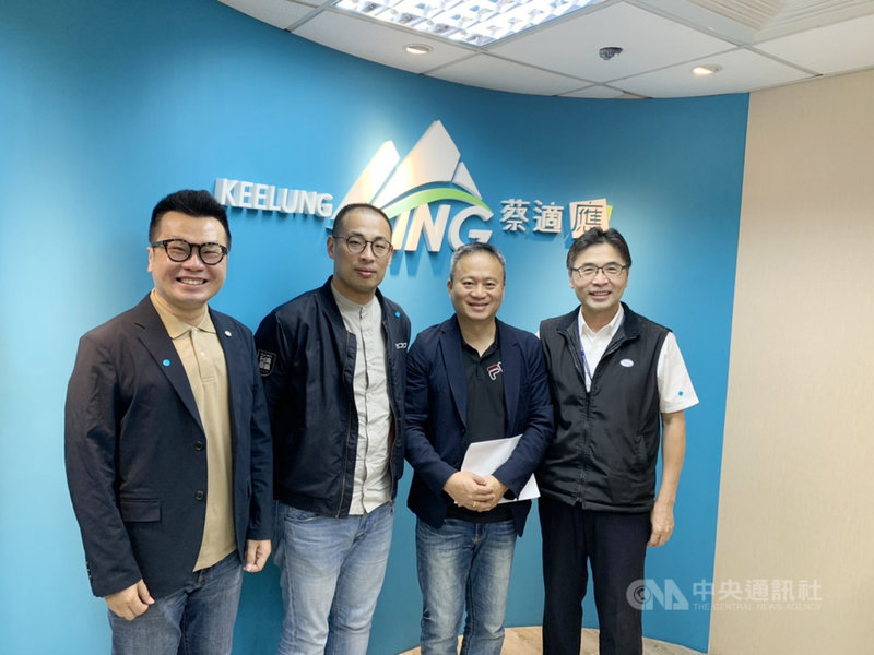 原定年底開通的基隆市中山區快捷公車,經基隆市議員張秉鈞(左2)、立法委員蔡適應、蔡適應服務處主任林明智(右2)與國光客運協調後,確定提前到9月行駛,讓通勤族能盡早搭乘。(基隆市議員張秉鈞提供)中央社記者王朝鈺傳真 110年5月6日