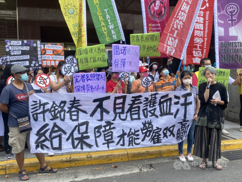 國內看護移工轉產業移工數量暴增,勞動部規劃若看護工怠工逼迫雇主同意轉換,則視為可歸責於移工、最重可廢聘,台灣國際勞工協會6日到勞動部前抗議,批評勞動部開勞權倒車,指出提高看護工勞動條件才是解方。中央社記者吳欣紜攝 110年5月6日