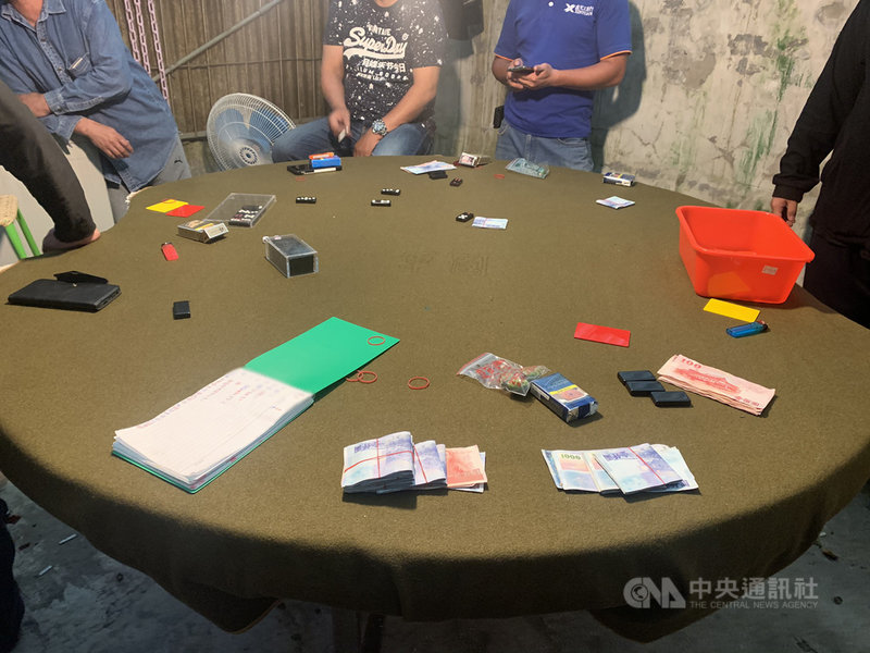 新北市警局金山分局偵查隊和萬里分駐所經蒐證後,確認萬里區瑪鋉頂街一處民宅涉嫌經營天九牌賭場,5日下午見時機成熟,發動查緝,當場逮捕賭場負責人張姓男子等4人及18名賭客,查扣賭資、賭具等贓證物。(讀者提供)中央社記者王朝鈺傳真 110年5月6日