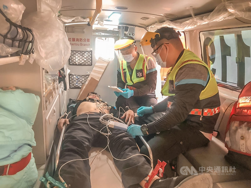 彰化縣消防局6日表示,民國108年底率先全國,在42輛救護車全面配置12導程心電圖機,針對疑急性心肌梗塞患者在車上立即施作12導程心電圖,並將心電圖上傳24 小時有醫師待命的LINE群組供判讀,一旦確認為急性心肌梗塞並需緊急手術,醫院就會在救護車抵達前召集團隊,完成手術準備。(彰化縣消防局提供)中央社記者蕭博陽彰化縣傳真 110年5月6日