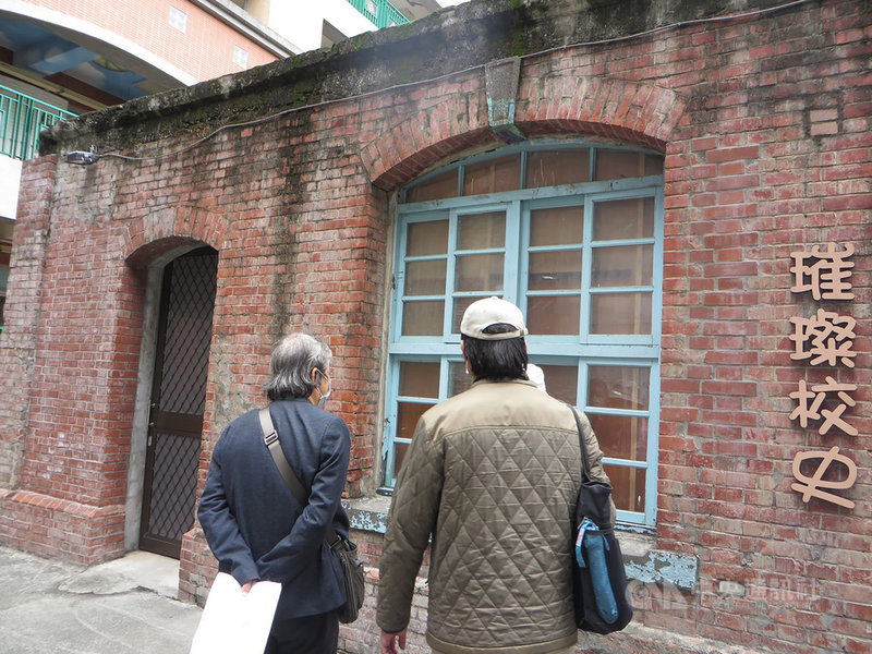 新北市新莊國小校內4連棟紅磚教室為1901年(明治34年)設立的興直公學校舊校舍,文化局依「文化資產保存法」相關規定,邀請文資審議委員與校方現勘,並召開審議會,決議登錄為歷史建築。(新北市文化局提供)中央社記者沈佩瑤傳真 110年5月6日