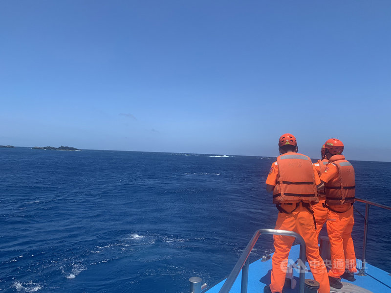 屏東琉球籍漁船「漁順昇168號」出海作業,5日晚間通報求救後失聯,海巡單位到場卻未見船蹤,截至6日傍晚仍未尋獲;船長父子等人都在船上,家屬心急如焚,目前相關單位還在持續搜救中。(琉球區漁會提供)中央社記者郭芷瑄傳真 110年5月6日