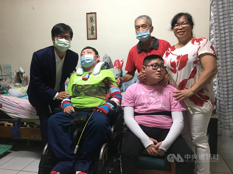 高雄市長陳其邁(左)6日前往探視榮獲全國十大傑出愛心媽媽「慈暉獎」的高雄媽媽林怡利(右),預祝母親節快樂。(高雄市社會局提供)中央社記者洪學廣傳真 110年5月6日