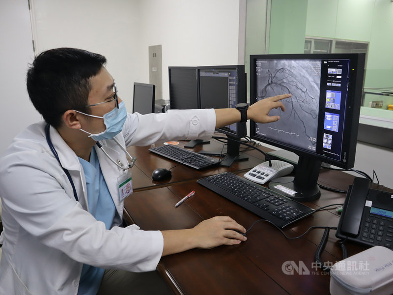 疫情阻斷民眾跨海求診,一名越南台商中斷健保高血壓用藥後,日前感到胸口不適送醫治療,35歲越南籍醫師武英明(Vo Anh Minh)將他救回。中央社記者陳家倫同奈省攝 110年5月6日