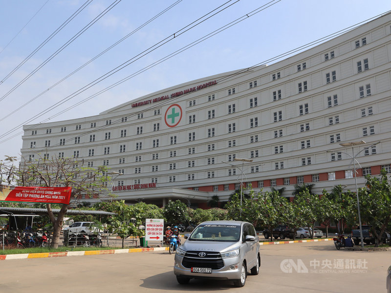 胡志明醫藥大學震興醫院是台資醫院,醫療照護的服務範圍除同奈省外,還含括鄰近的胡志明市、平陽省,這3個省市都是台商投資重鎮;受惠台灣醫療在國際上的正面印象,越南民眾與當地外國人也會前往看病。中央社記者陳家倫同奈省攝 110年5月6日
