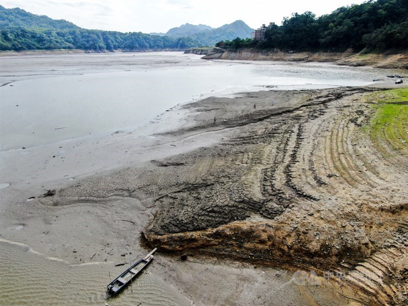 經濟部長王美花6日說,這兩天雖有鋒面過境,但降雨量不多,水庫進帳50萬噸水,水情仍舊吃緊,各縣市燈號將維持不變。圖為桃園石門水庫上游集水區乾涸見底,船隻擱淺停擺岸際。(中央社檔案照片)