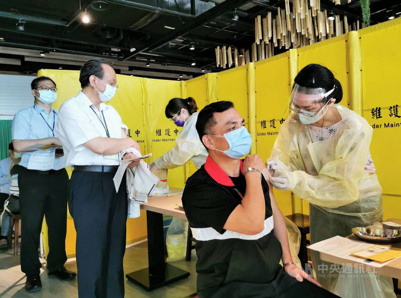 響應武漢肺炎疫苗擴大施打,6日桃園機場員工接種情況踴躍。(桃園機場公司提供)中央社記者葉臻傳真 110年5月6日