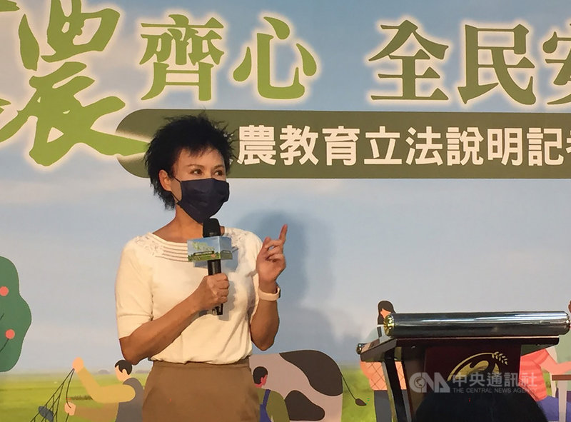 農委會6日在台北舉行「食農教育立法說明」記者會,長庚醫院臨床毒物中心毒物實驗室護理師譚敦慈出席表示,她對剩食問題一直感到很難過,1年的浪費量可讓低收入戶吃10年,現場並分享如何不浪費食材經驗。中央社記者楊淑閔攝 110年5月6日