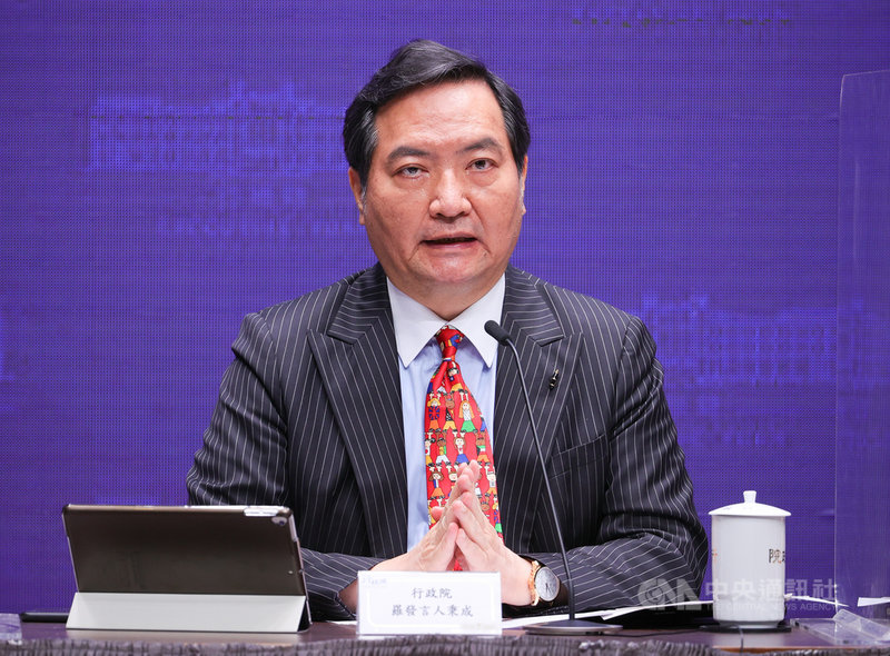 行政院會後記者會6日在新聞中心舉行,政委兼發言人羅秉成(圖)出席主持,並說明少子女化對策。中央社記者謝佳璋攝 110年5月6日