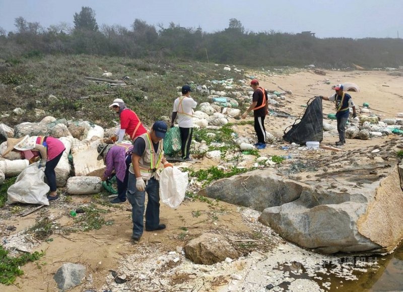 位於金門縣東北角「寒舍花」據點附近的湖山灣,出現大批海漂垃圾,金門國家公園管理處6日表示,已派員前往清理,也會要求委外公司落實清除作業。(金門國家公園管理處提供)中央社記者黃慧敏傳真 110年5月6日