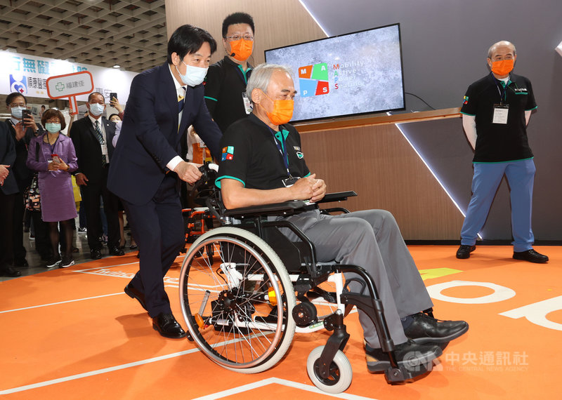 2021台灣輔具暨長期照護大展開幕典禮6日在南港展覽館舉行,副總統賴清德(前左)參觀展場並試推輪椅。中央社記者鄭傑文攝 110年5月6日