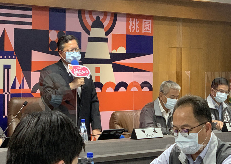 國內疫情升溫,桃園市長鄭文燦(左)6日主持防疫會議時表示,可協調將諾富特飯店二館持續作為外籍航空公司機組員過境旅館,一館華航宿舍則外移,市府可支援華航宿舍外移的部分,讓二館留給外籍機師,「但這跟華航的意見不太一樣,最後還是要尊重華航意見」,大原則就是要獨棟、不能分層,最後決定權在民航局。中央社記者葉臻攝 110年5月6日