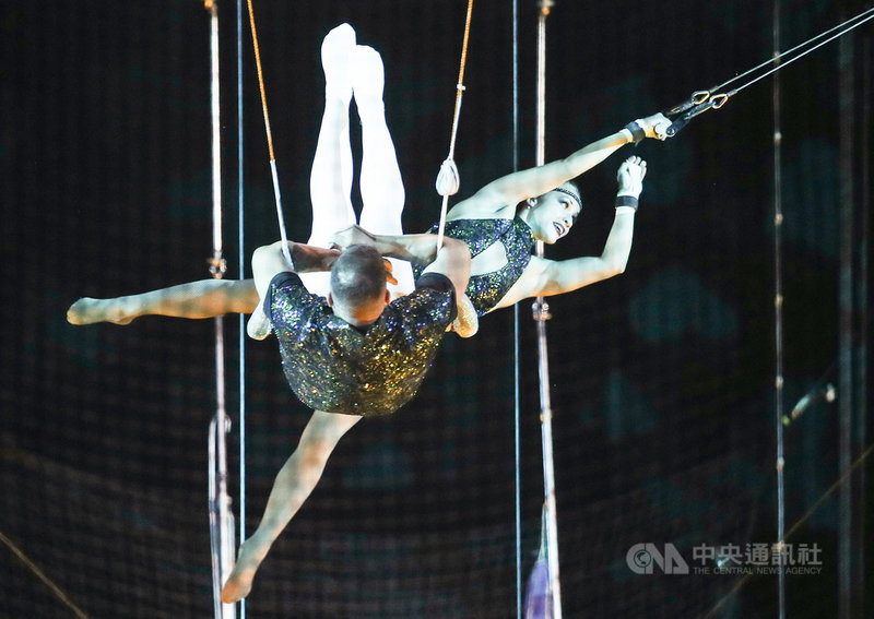 美國大馬戲團(Le Grand Cirque)成員6日下午在台北小巨蛋為7日至9日的表演進行彩排,盼呈現給台灣觀眾朋友們最完美的演出。中央社記者張新偉攝 110年5月6日