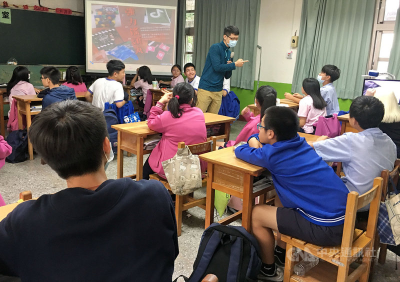 新北市警局少年隊6日表示,透過「法律輔導教室」活動,邀請檢察官一起進入校園宣導反毒品、反飆車、反暴力等法律素養,以及尊重生命、法治觀念。(警方提供)中央社記者黃旭昇新北傳真 110年5月6日