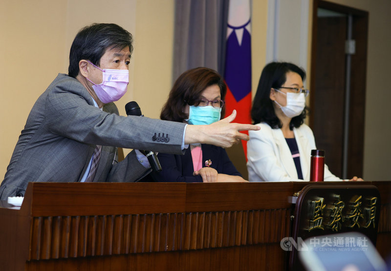 台灣遠洋漁獲遭美國列入強迫勞動貨品清單,監察院5日通過監委王幼玲(中)、王美玉(右)、蔡崇義(左)的調查報告,除糾正外交部、勞動部及農委會漁業署外,並促請行政院及司法院正視遠洋漁船外籍漁工人權議題;3名監委6日下午在記者會中說明調查報告。中央社記者謝佳璋攝 110年5月6日