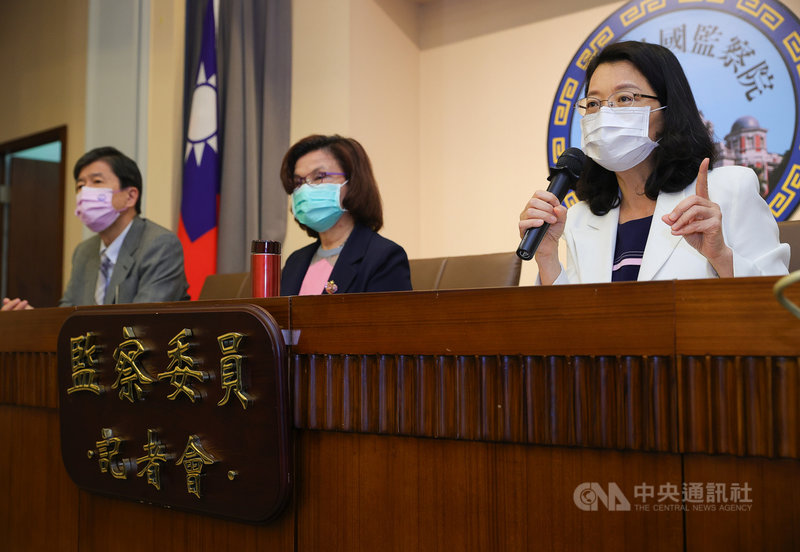 台灣遠洋漁獲遭美國列入強迫勞動生產商品清單,監院調查報告認為外交部、勞動部及漁業署沒積極作為,重創台灣國際形象,提出糾正;監委王美玉(右)6日在記者會中表示,這是歐盟黃牌解除後,另一波山雨欲來,不能輕忽。圖左起為監委蔡崇義、王幼玲。中央社記者謝佳璋攝 110年5月6日