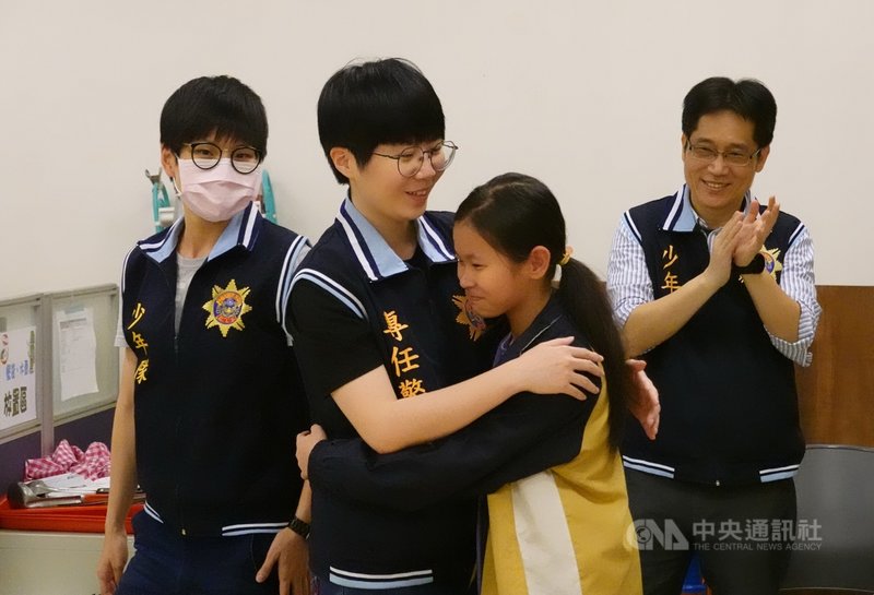 新北市警局少年隊6日表示,日前舉辦保齡球友誼賽,以分組績分賽計算分數,讓每個青少年與警察建立團隊合作精神,也藉著分享學生最喜歡的事情,融入正確價值觀。(警方提供)中央社記者黃旭昇新北傳真 110年5月6日