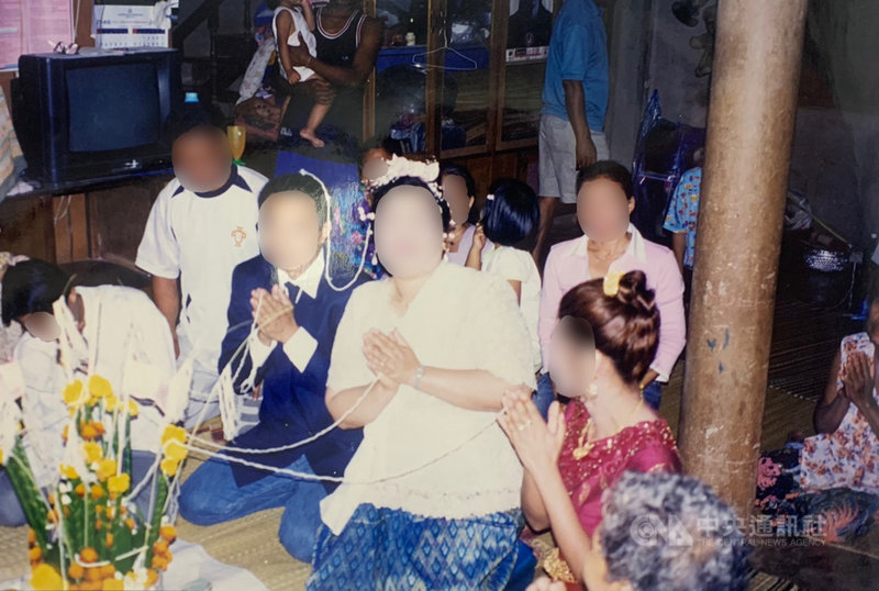 罹癌的李姓婦人在生命最後向女兒坦白,年輕時曾為了新台幣10萬元赴泰國假結婚,盼女兒幫她完成離婚心願。李婦女兒請高市專勤隊協助,憑泛黃照片還原全案,撤銷結婚登記,終在母親節前夕完成李婦遺願。(高雄市專勤隊提供)中央社記者洪學廣傳真 110年5月6日