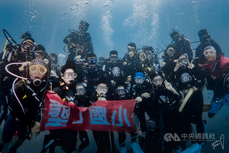 屏東墾丁國小有10名畢業生在台灣潛水公司贊助下,6日在墾丁後壁湖完成畢業典禮,這也是墾丁國小第2年舉辦潛水畢業典禮。(台灣潛水提供)中央社記者郭芷瑄傳真 110年5月6日