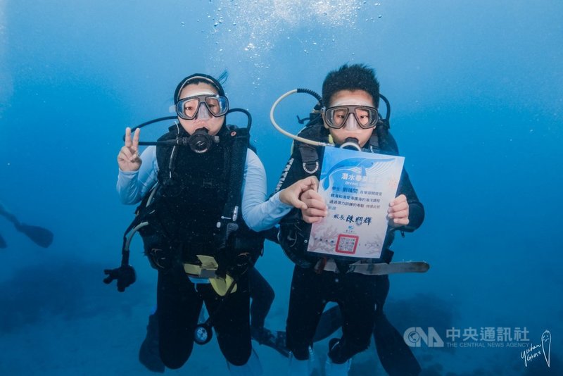 屏東墾丁國小10名畢業生在台灣潛水公司贊助下,6日於墾丁後壁湖完成畢業典禮,學生在海中領取畢業證書。(台灣潛水提供)中央社記者郭芷瑄傳真 110年5月6日