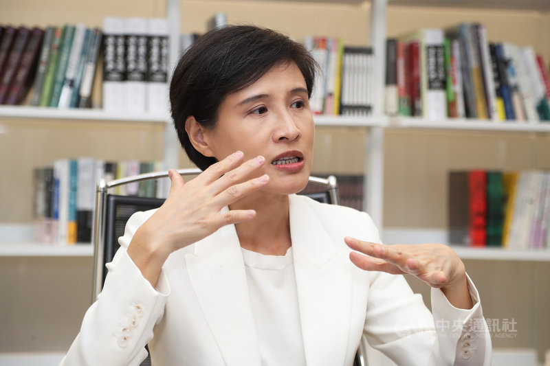 前文化部長鄭麗君說,「選舉是民主的一部分,但民主不是只有選舉。」未來不管選不選舉或者有沒有可能再有什麼職務、有機會去做一些事,還是要回過頭來看清楚心中對政治的理想、以及社會願景與實踐路徑。中央社記者張皓安攝 110年5月6日
