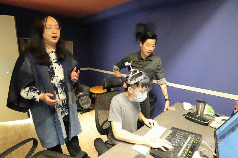 閃靈樂團新專輯「台灣閃閃爍」邀請行政院政務委員唐鳳(左)獻聲,主唱林昶佐(右)認為兩人配合默契十足,願給出99分高分,唯一扣掉的1分是因為嚇到錄音師,林昶佐笑說,因為擔心過程被洗腦,錄音師還自備鋁箔帽抵擋唐鳳腦波。(出日音樂提供)中央社記者王心妤傳真 110年5月6日