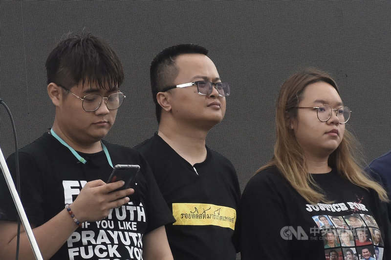 泰國學運浪潮關鍵人物、人權律師阿農(中)遭泰國政府以冒犯君主罪關押在監獄中,5月5日確診感染新型冠狀病毒。圖攝於109年9月20日。中央社記者呂欣憓曼谷攝 110年5月6日