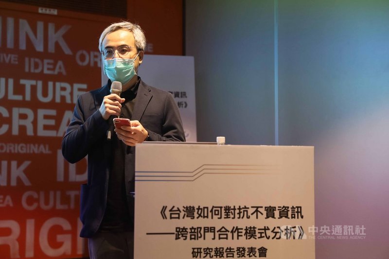 台灣媒體觀察教育基金會董事長羅世宏6日表示,台灣在2020年總統大選、COVID-19疫情爆發期間,呈現出「台灣防制假新聞」台灣模式,讓台灣度過各種難關。中央社記者游凱翔攝 110年5月6日