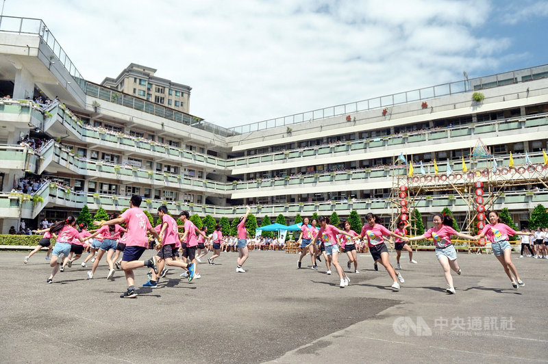新北市福和國中校長范筱蓉表示,考量防疫第一,以保護師生健康安全優先,校內召開緊急會議,努力與家長會、學生們溝通,原訂21日舉行的校慶可以等疫情舒緩後,簡單隆重辦理,或以線上祝福、直播方式辦校慶。圖為108年間福和國中校慶活動畫面。(校方提供)中央社記者黃旭昇新北市傳真 110年5月6日