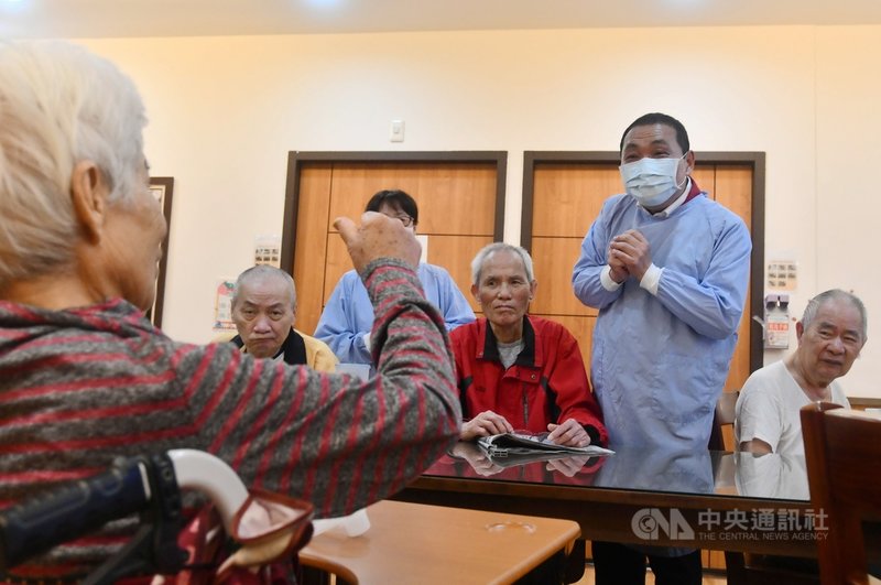 新北市長侯友宜(右2)6日前往新北市土城區一家長期照顧中心,探視住民並瞭解防疫作為與物資整備,圖為侯友宜向女性長輩祝福母親節快樂。(新北新聞局提供)中央社記者黃旭昇新北傳真 110年5月6日