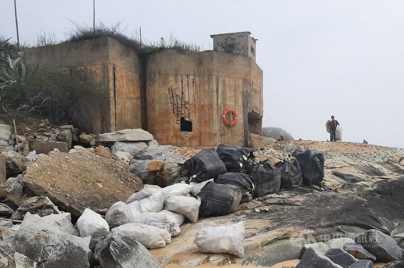 金門湖山灣出現大批海漂垃圾,金門國家公園管理處6日表示,已派人員前往清除;並呼籲民眾如果發現海岸髒亂,也可隨時通知金管處,以便加強清理。(金門國家公園管理處提供)中央社記者黃慧敏傳真 110年5月6日