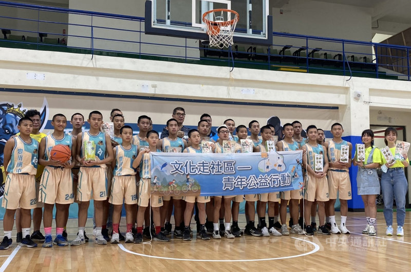 國民黨智庫副董事長連勝文(後排中,戴眼鏡者)6日到台東豐田國中出席「文化走社區-青年公益行動」,為球員加油打氣,推廣基層籃球運動。中央社記者盧太城台東攝 110年5月6日