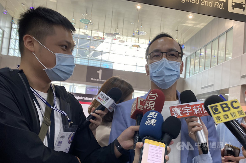外界關心前新北市長朱立倫何時宣布參選國民黨主席,朱立倫(右)6日受訪表示,不會設定一個特定的時間宣布參選。中央社記者劉冠廷攝 110年5月6日