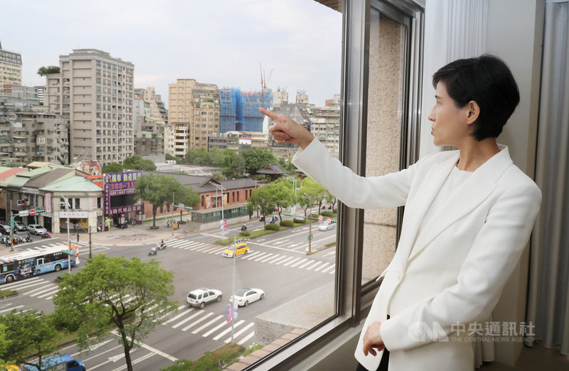 前文化部長鄭麗君在青平台辦公室接受中央社訪問,她指著窗外說,她在城西出生,在城南求學成長,在城南與城中工作,政治意識啟蒙則是龍山寺的519綠色行動。中央社記者張皓安攝 110年5月6日