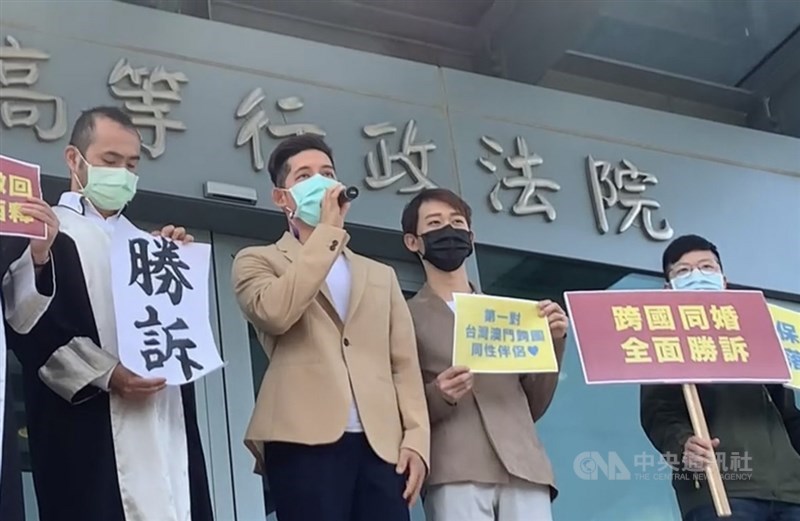 台灣與澳門籍同性伴侶信奇(右2)與阿古(左2)赴戶政機關申請登記結婚遭拒,提告請求准許登記。法院6日判他們勝訴,撤銷拒絕登記處分,戶政機關須准許申請,全案可上訴。圖為信奇與阿古聆判後說明。中央社記者劉世怡攝 110年5月6日