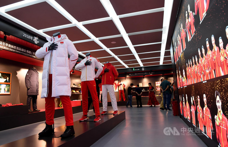 外媒報導,運動品牌adidas已經啟動出售旗下品牌Reebok的程序,傳出中國的運動品牌安踏有意競標。圖為位在晉江的安踏總部,現場展示的2022北京冬奧會和冬殘奧會官方體育服裝。(中新社提供)中央社 110年5月6日