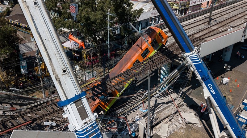 墨西哥首都墨西哥市市內捷運一處高架軌道路段3日晚間坍塌,一列行經列車驟然墜落。(安納杜魯新聞社)