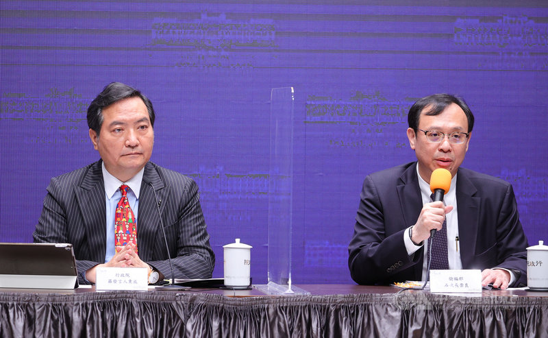 行政院會後記者會6日在新聞中心舉行,政務委員兼發言人羅秉成(左)、衛福部次長石崇良(右)等人出席。中央社記者謝佳璋攝 110年5月6日