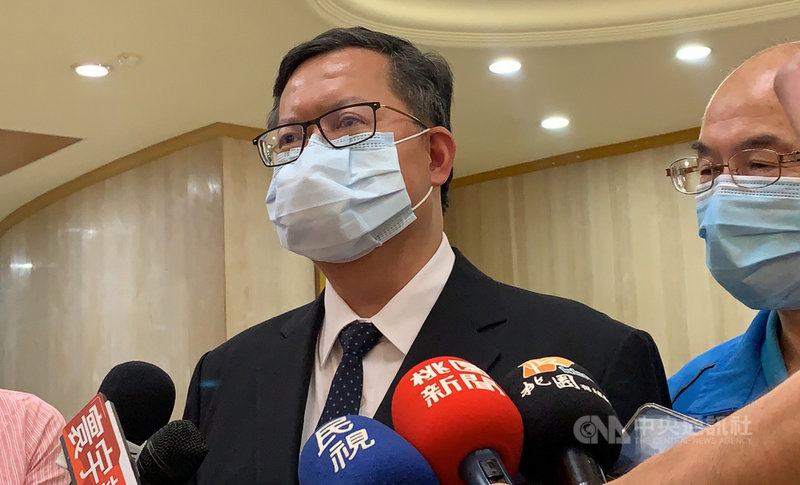 衛生福利部長陳時中6日下午將召集民航局、桃園市政府開會,釐清諾富特群聚案權責。桃園市長鄭文燦(左)上午結束議會總質詢後接受媒體聯訪表示,共同立場是同心防疫,他認為機組員防疫旅館、檢疫處所必須要獨棟。中央社記者葉臻攝 110年5月6日