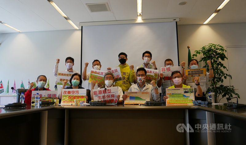 台中市議會民進黨團與環保團體6日召開記者會指出,增氣、減煤是市民的期待,但台中市政府卻用各種手段阻擋中火增設天然氣機組。中央社記者趙麗妍攝 110年5月6日
