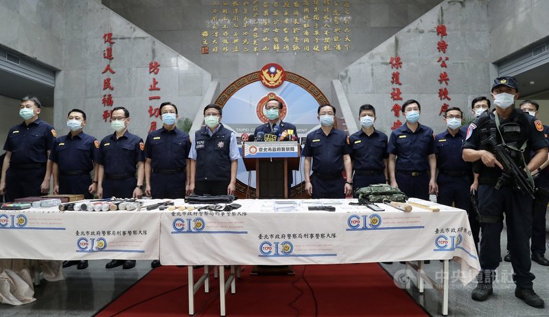 台北市近來發生數起社會矚目治安事件,台北市警察局長陳嘉昌(左6)6日舉行記者會,率14名分局長宣示掃黑決心、全力肅清黑幫。中央社記者張皓安攝 110年5月6日