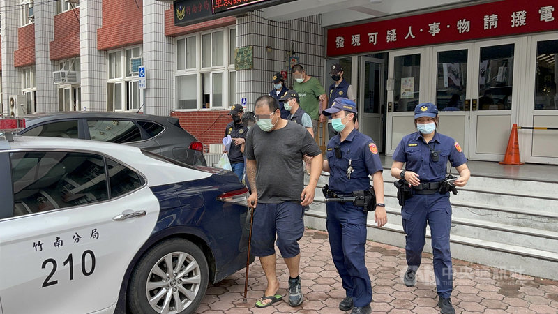 竹南警分局轄區2日有民宅遭竊,專案小組於4日持拘票,前往台中市龍井區逮捕楊姓、洪姓和林姓等3名犯嫌,其中楊姓犯嫌(前左)因毒品和竊盜等4起案件,遭到通緝。(警方提供)中央社記者管瑞平傳真 110年5月6日