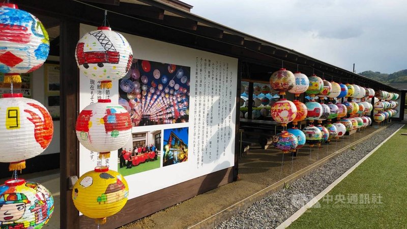 台南市中西區中正路消防隊外牆高掛手繪燈籠卸展後,送往日本群馬縣水上町,已趕在日本黃金週布展。(台南市政府提供)中央社記者張榮祥台南傳真 110年5月6日