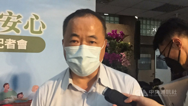 屏東琉球籍漁船「漁順昇168號」5日晚間求救後失聯,漁業署長張致盛(中)受訪表示,截至6日傍晚仍未尋獲,可能已沉沒,相關單位持續搜尋中。中央社記者楊淑閔攝 110年5月6日