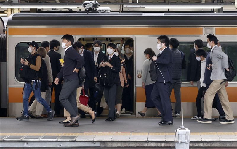 日本疫情延燒,全境重症患者1114人創歷史新高。圖為6日日本結束黃金週假期,東京鐵路車站上午恢復通勤人潮。(共同社)